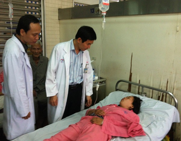 Tại quận 5, TP HCM, mặc dù đã bị đình chỉ hoạt động, nhưng chiều 19/7, phòng khám Trung y Huê Hạ vẫn cắt trĩ cho một nữ bệnh nhân. Hơn 1 tiếng sau điều trị, chị này hạ huyết áp phải đi cấp cứu. (Nguồn: VNE)
